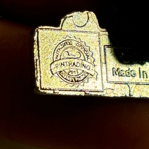 Disney Daisy Street Sign 2011 Trading Pin - Picture 3 of 3